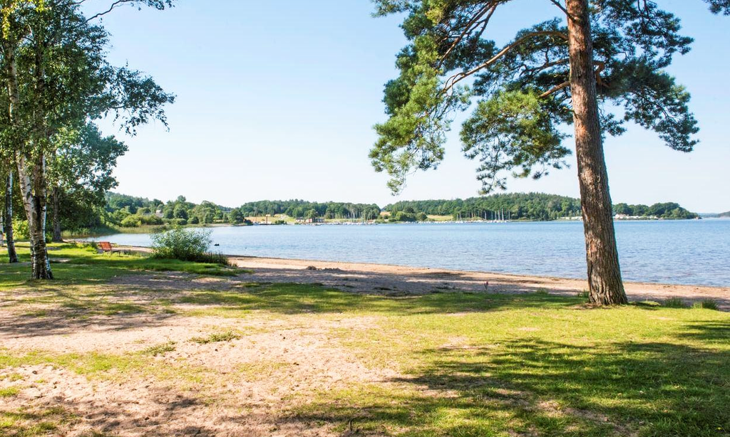 Mjörnstranden, en långgrund badstrand ca 700m från stugan