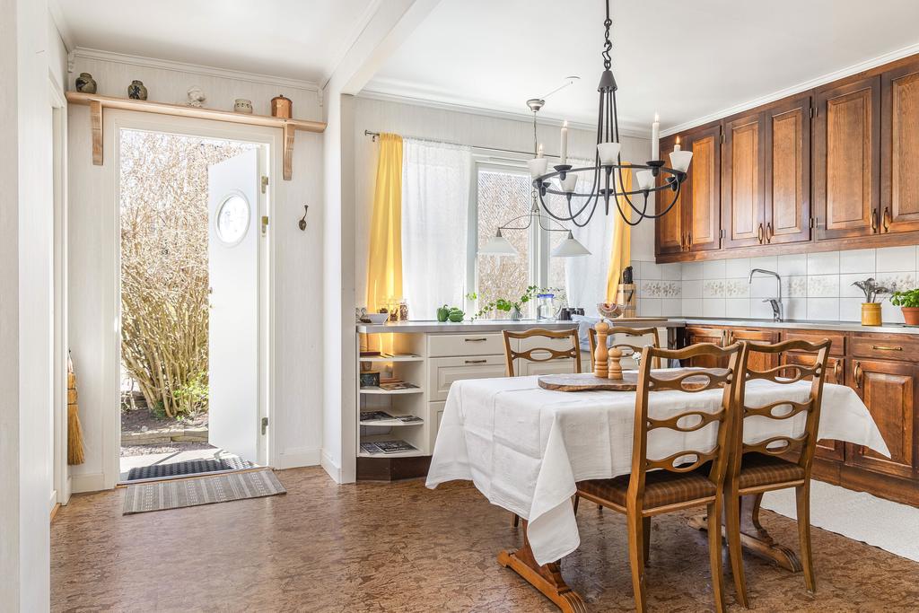 Stilfullt lantkök med utgång till husets framsida.