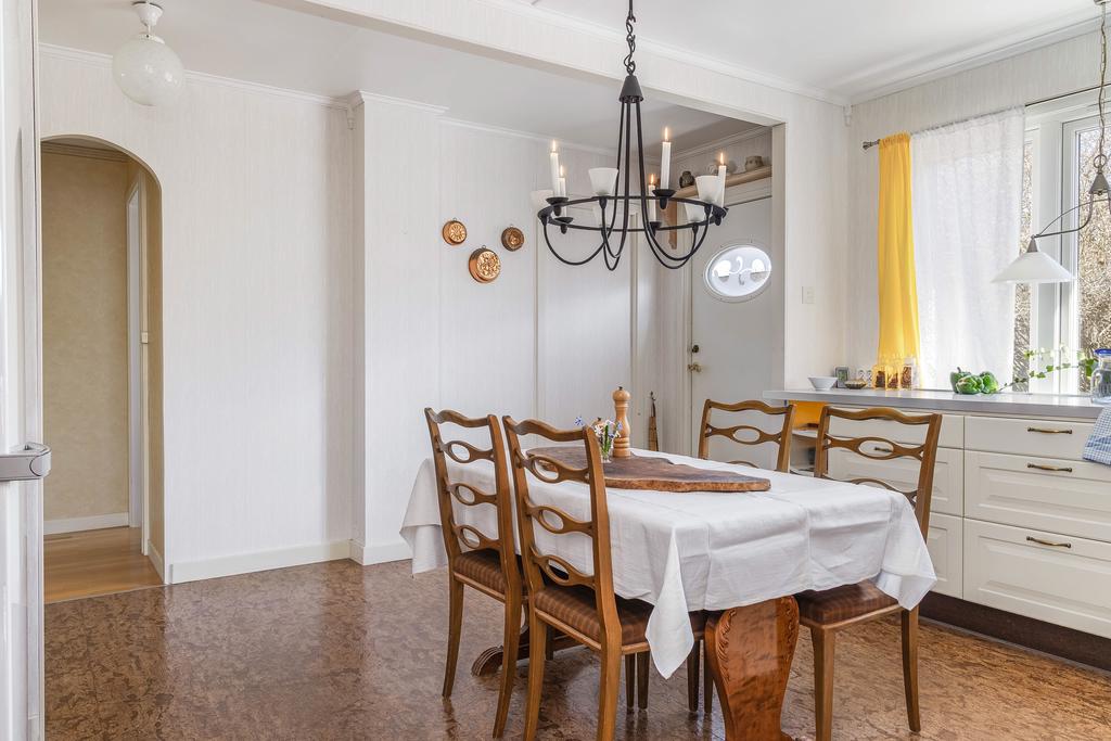 I köket finns gott om plats för en större matgrupp.