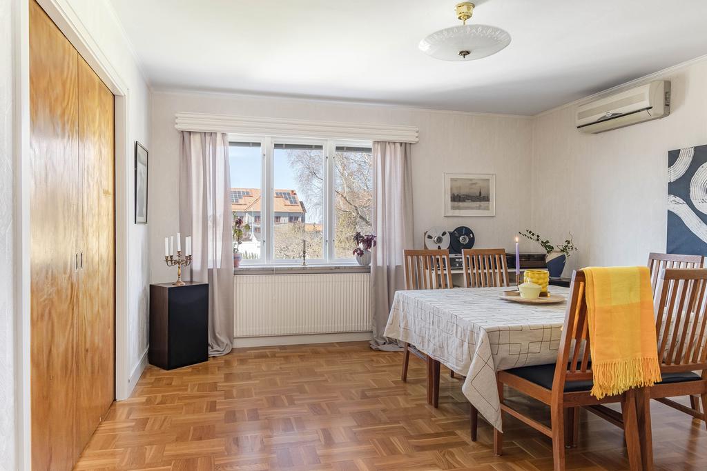 Matrum med gott om plats för stora sällskap.