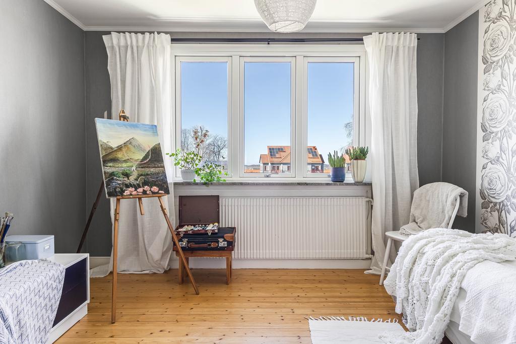 Sovrum mot husets baksida.