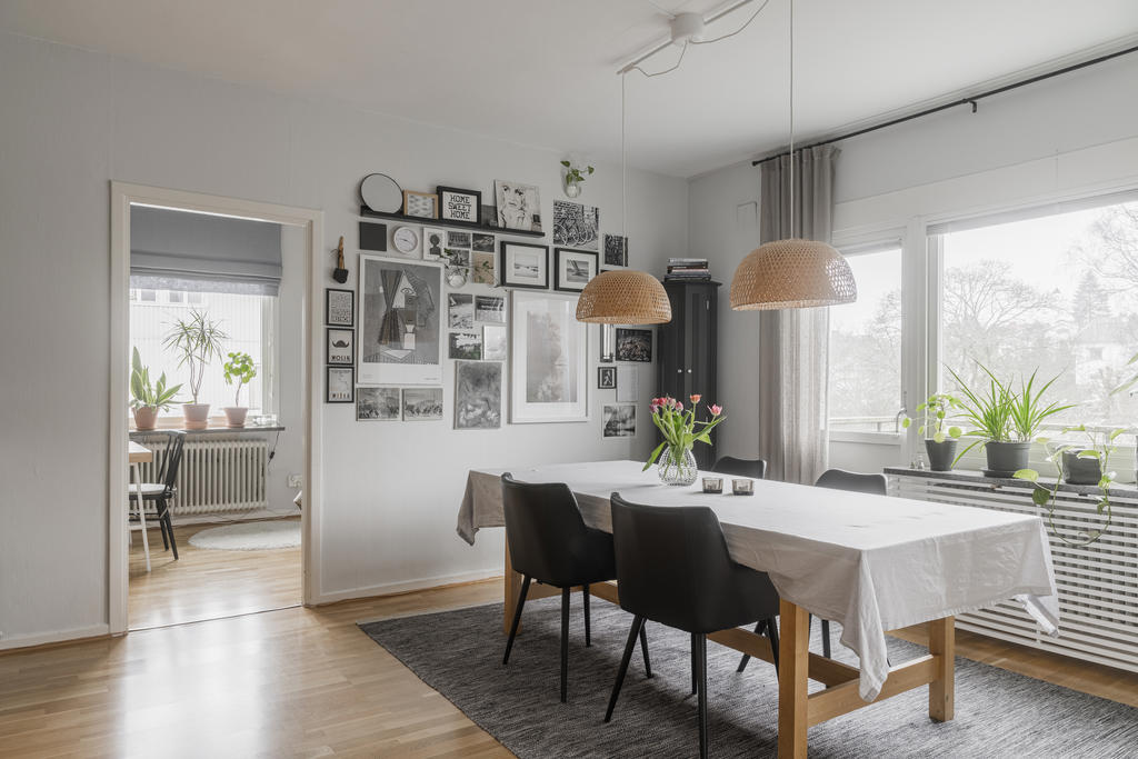 Härlig matplats med utgång till bostadens balkong. 