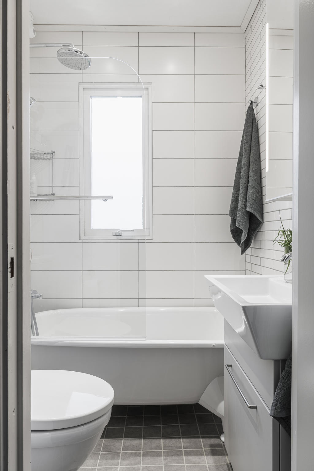 Stilrent renoverat badrum med badkar.