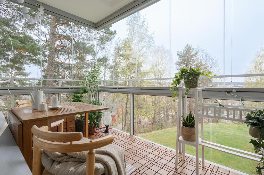 Inglasad balkong med ogenerat läge i väster
