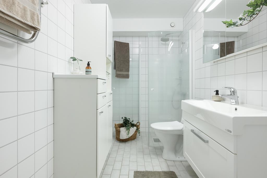 Helkaklat duschrum med klinkergolv och golvvärme, förberett för tvättmaskin