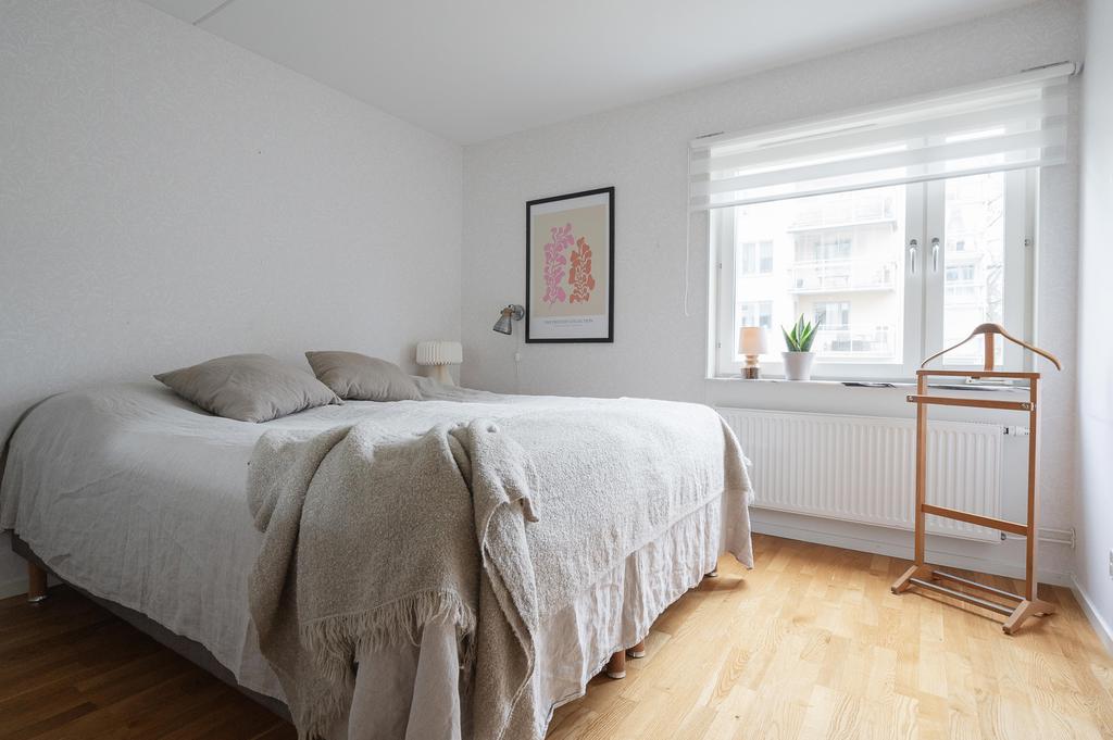 Sovrum 1 med garderobsvägg