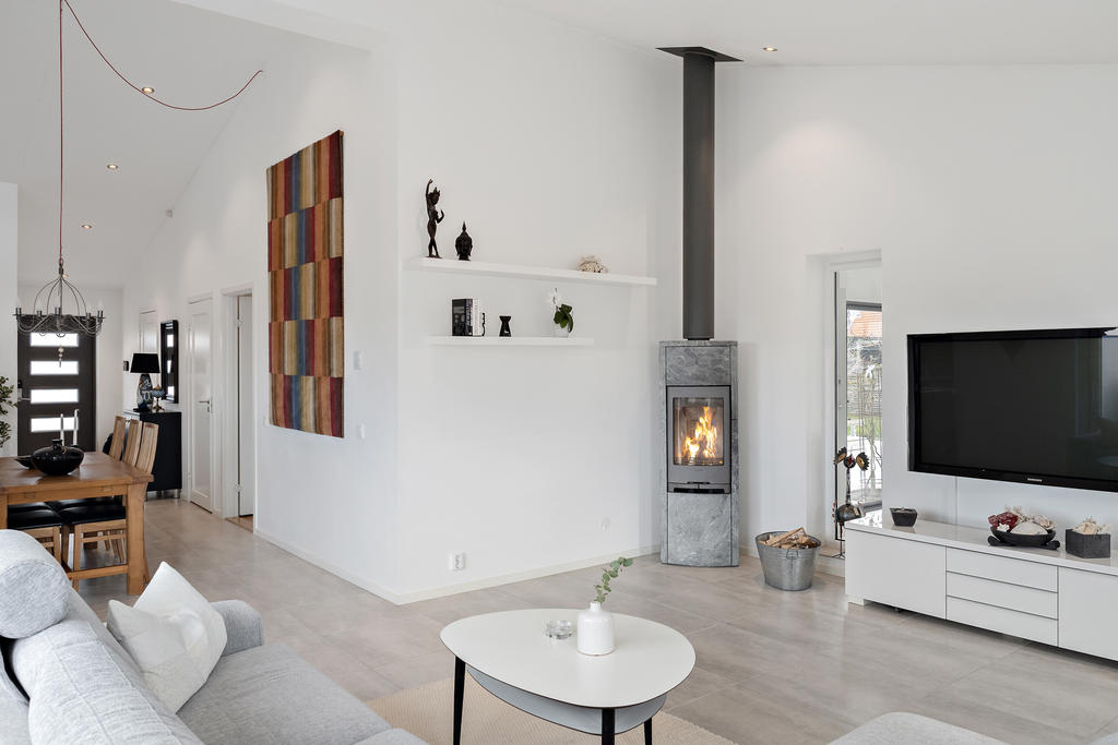 Kamin, entrédörr med utgång till uppfarten längst bort i bild