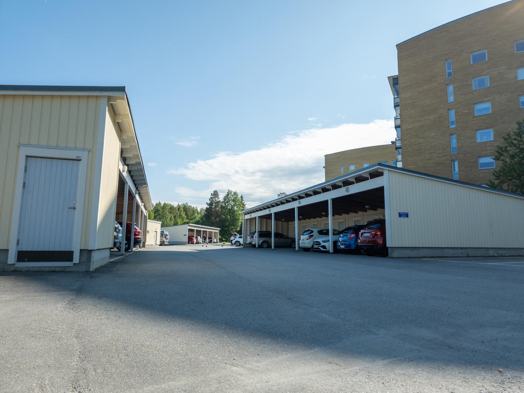 Välvårdat område med carportplatser