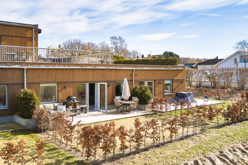 Härlig terrass med plats för både häng och grill