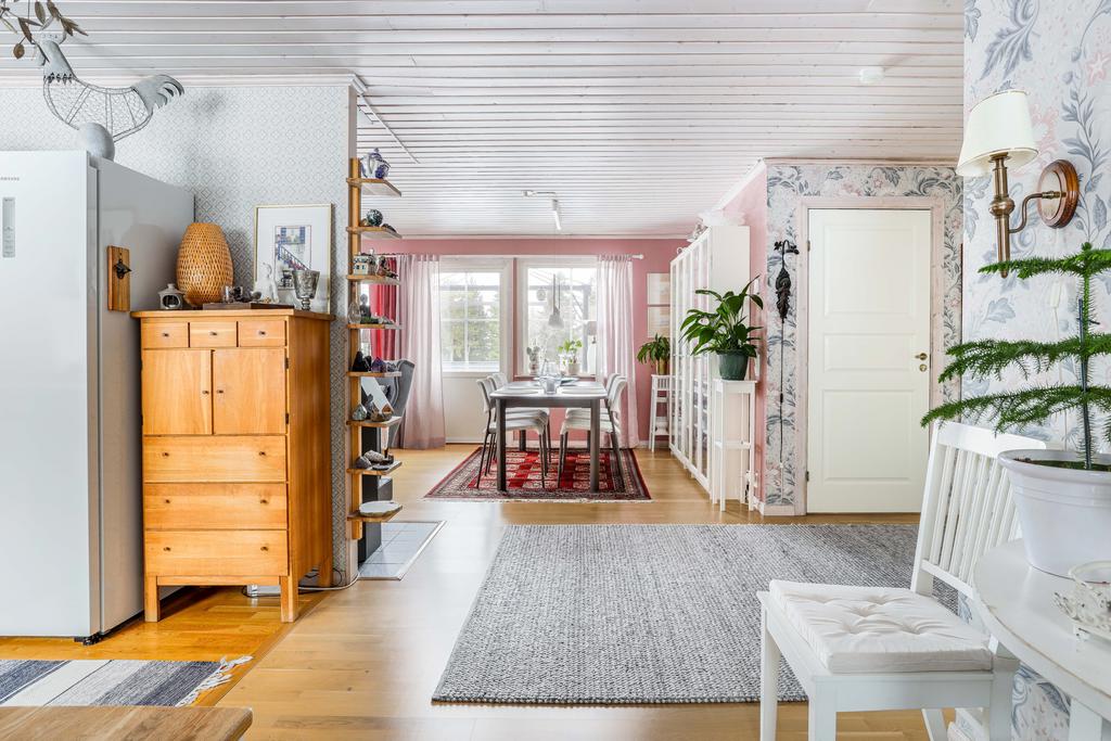 Från hallen mot vardagsrummet