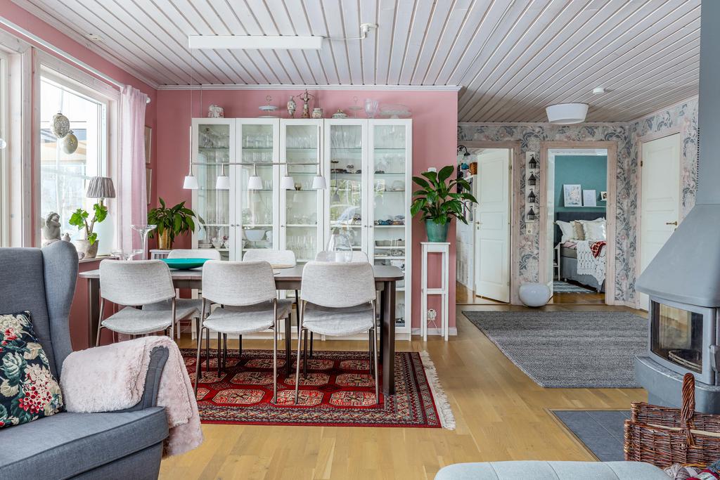 Matplats med balkongdörr till vänster