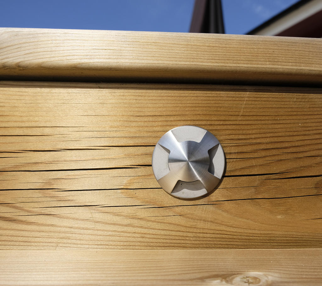 Detalj på spottar i trädäcket 