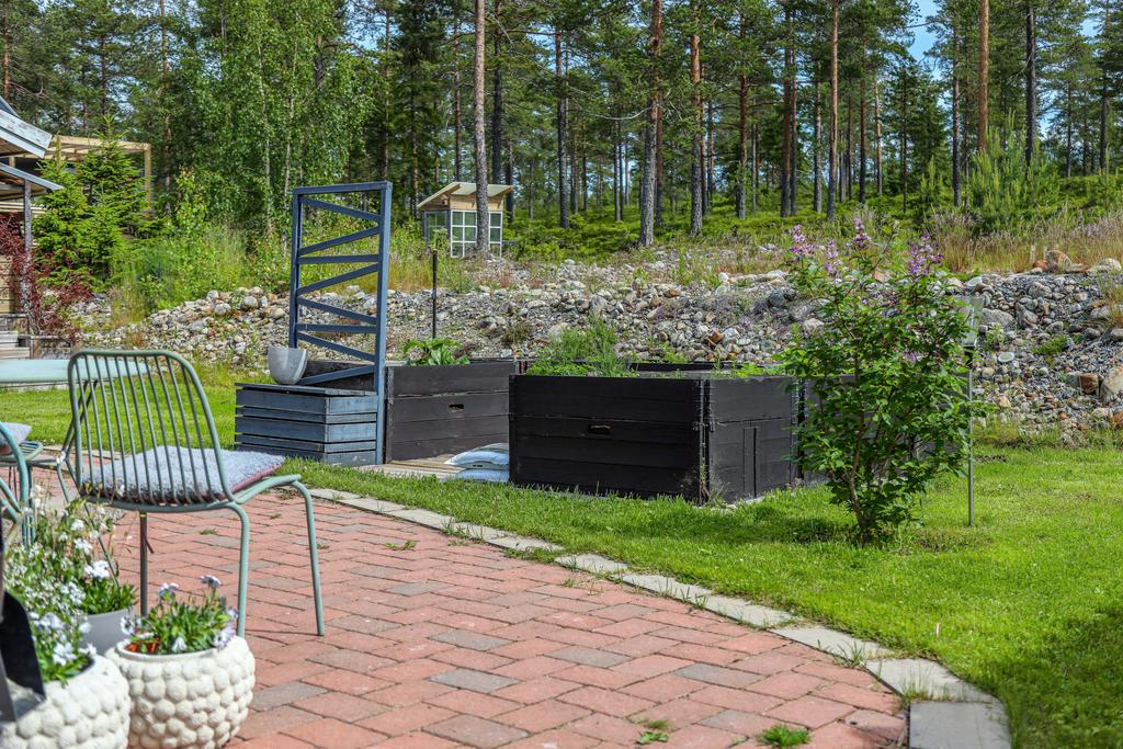 Planteringar på entrésidan