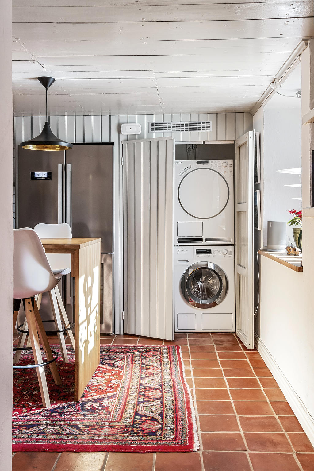 Kök med tvättmaskin och torktumlare