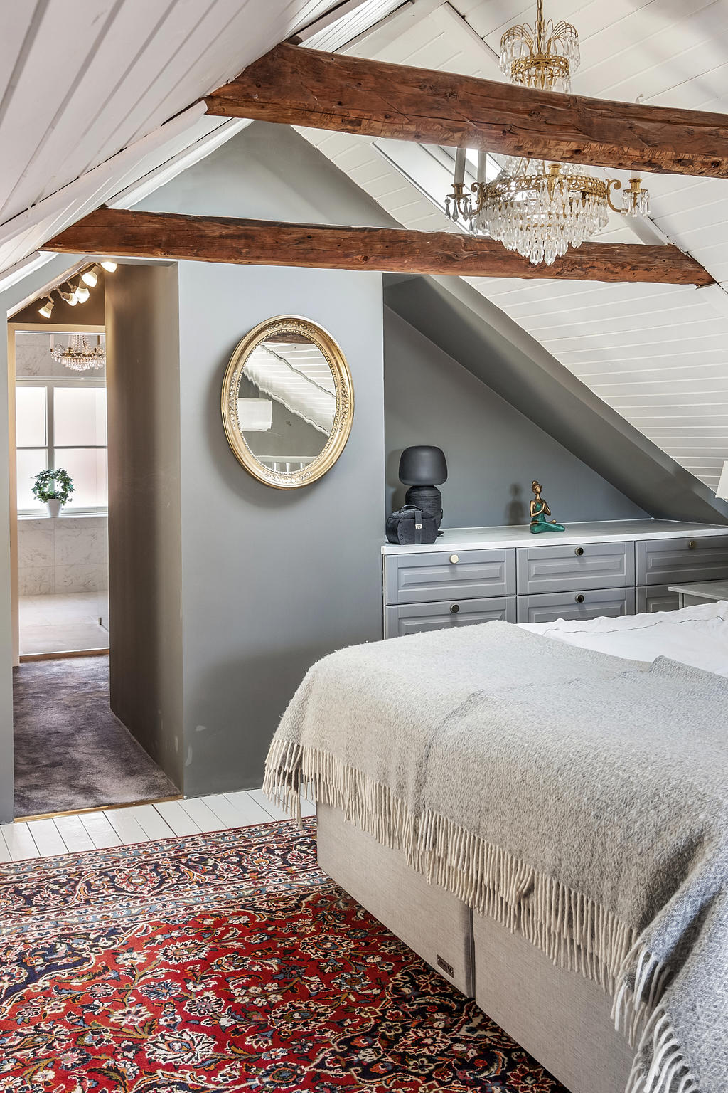 Sovrum mot walk in closet & badrum
