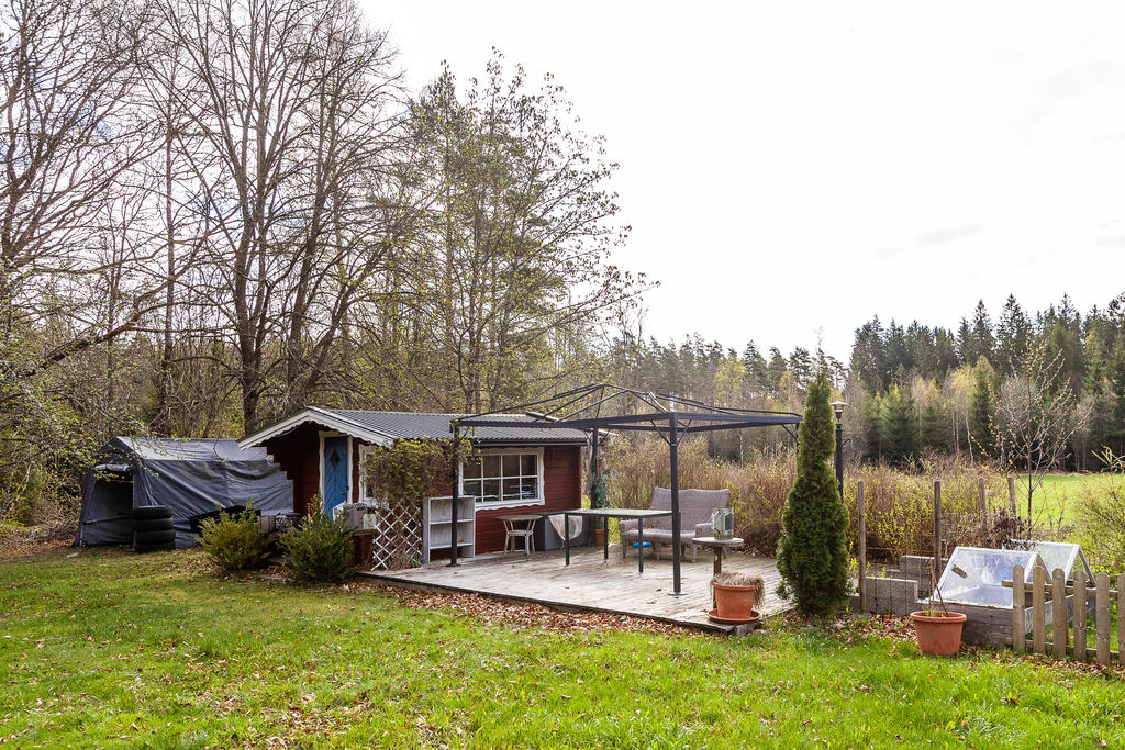 Friggebod samt trädäck med pergola