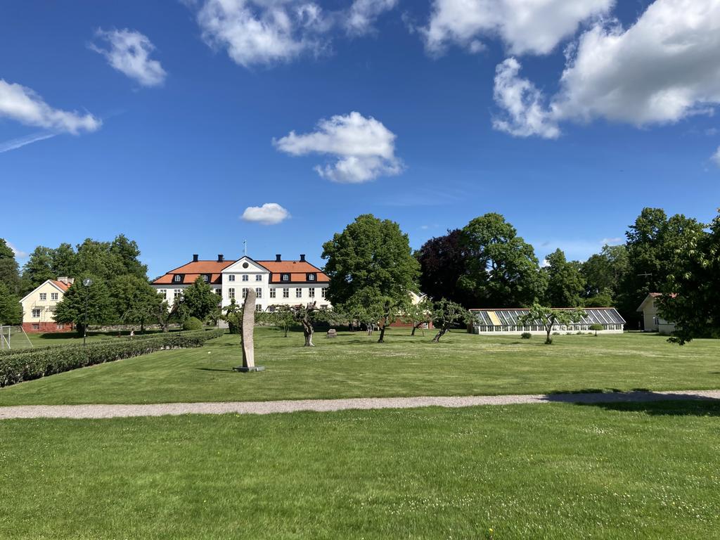 Stjärnholms slottsområde sommartid
(Foto: Visit Oxelösund)