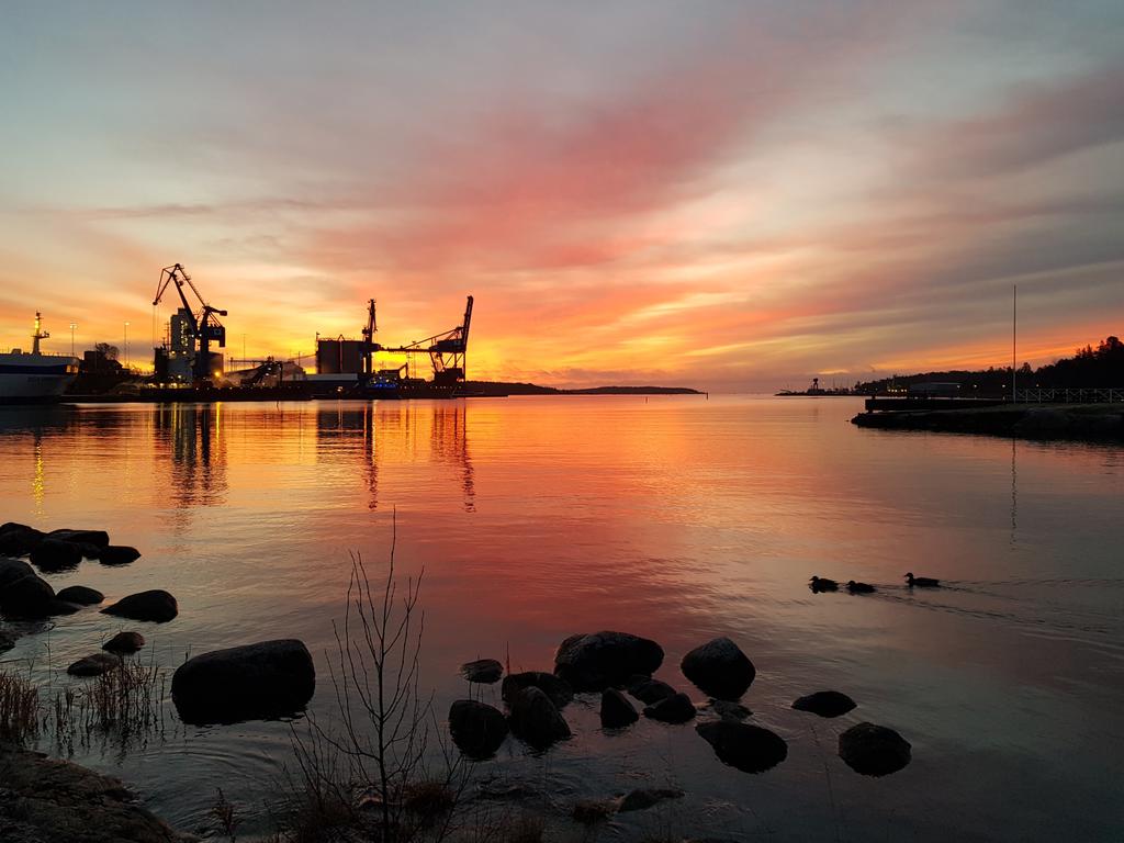 Breviken och Oxelösunds Hamn i horisonten på kvällstid
(Foto: Visit Oxelösund)