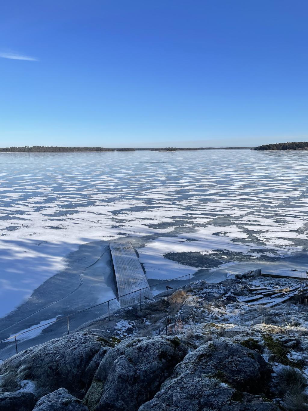 Strålande vinterväder utanför Vivesta