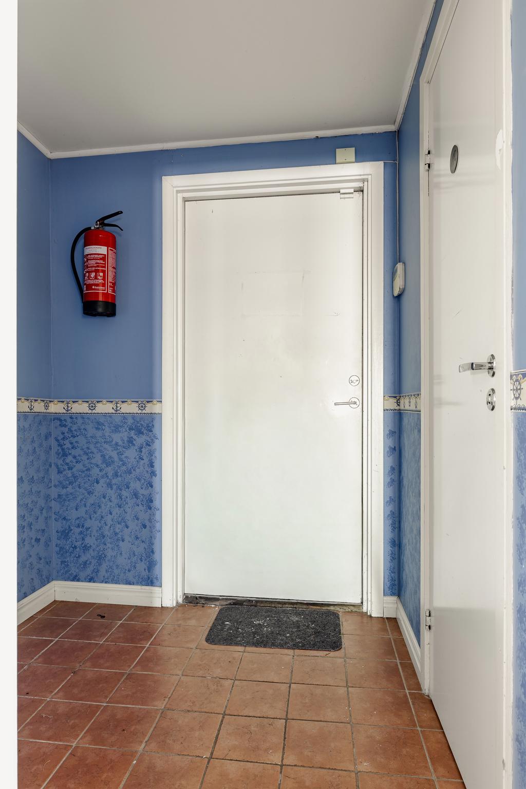 Entré/personalentré baksidan av huset. WC via dörr till höger i bild