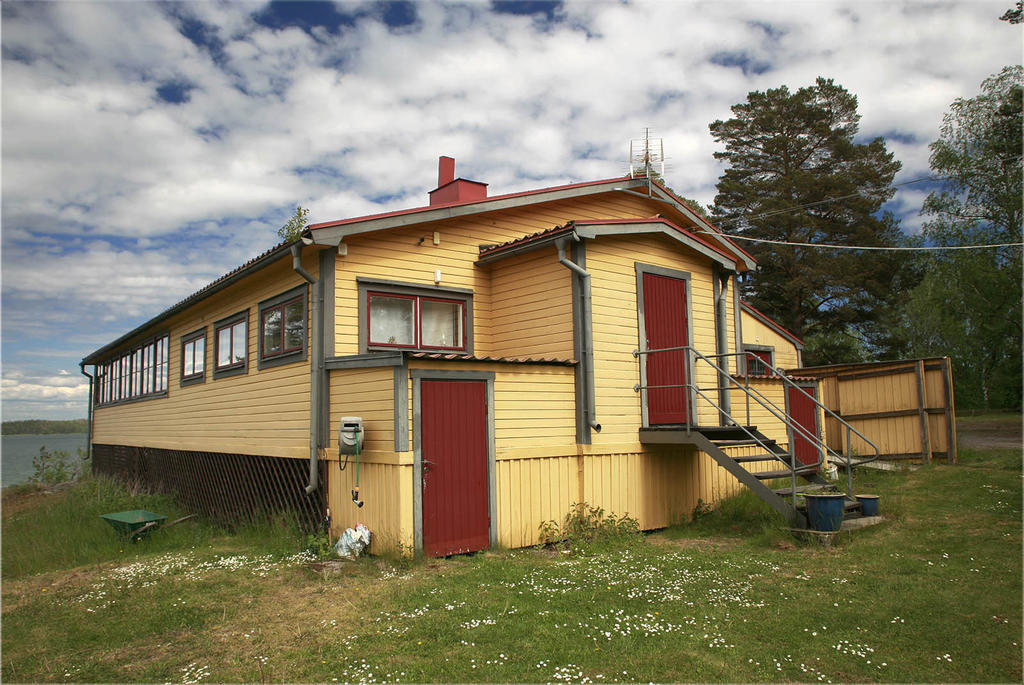 Entrè/personalingång baksida huvudbyggnad
(Foto: Peter Lundström)