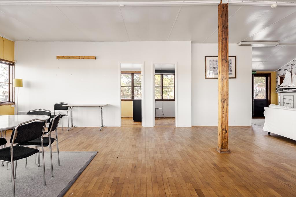 Två rum (rum 3 och 4) via öppning rakt fram i bild