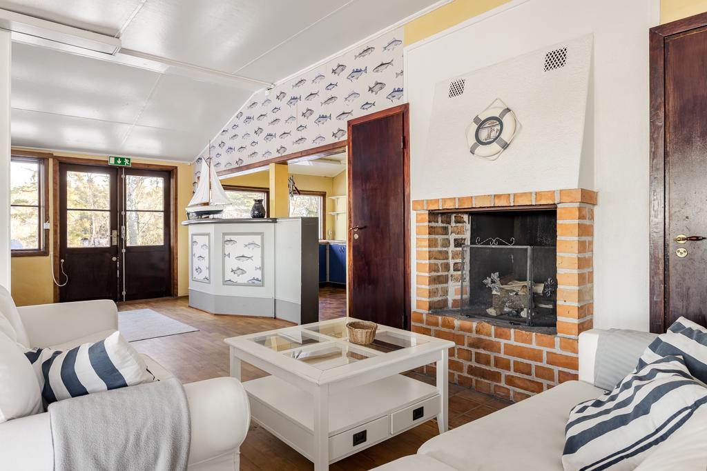 Loungedel med öppen spis. 