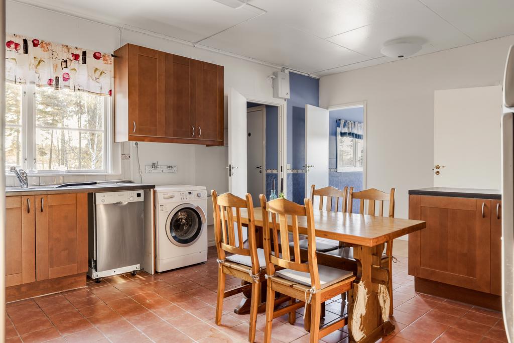 Köket nås via fler dörrar, dels från entré, från bardelen och via gästdelen