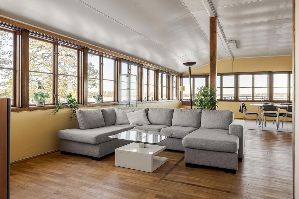 Loungegrupp två i stora gästytan. Fönster längsmed hela västra och norra vägg