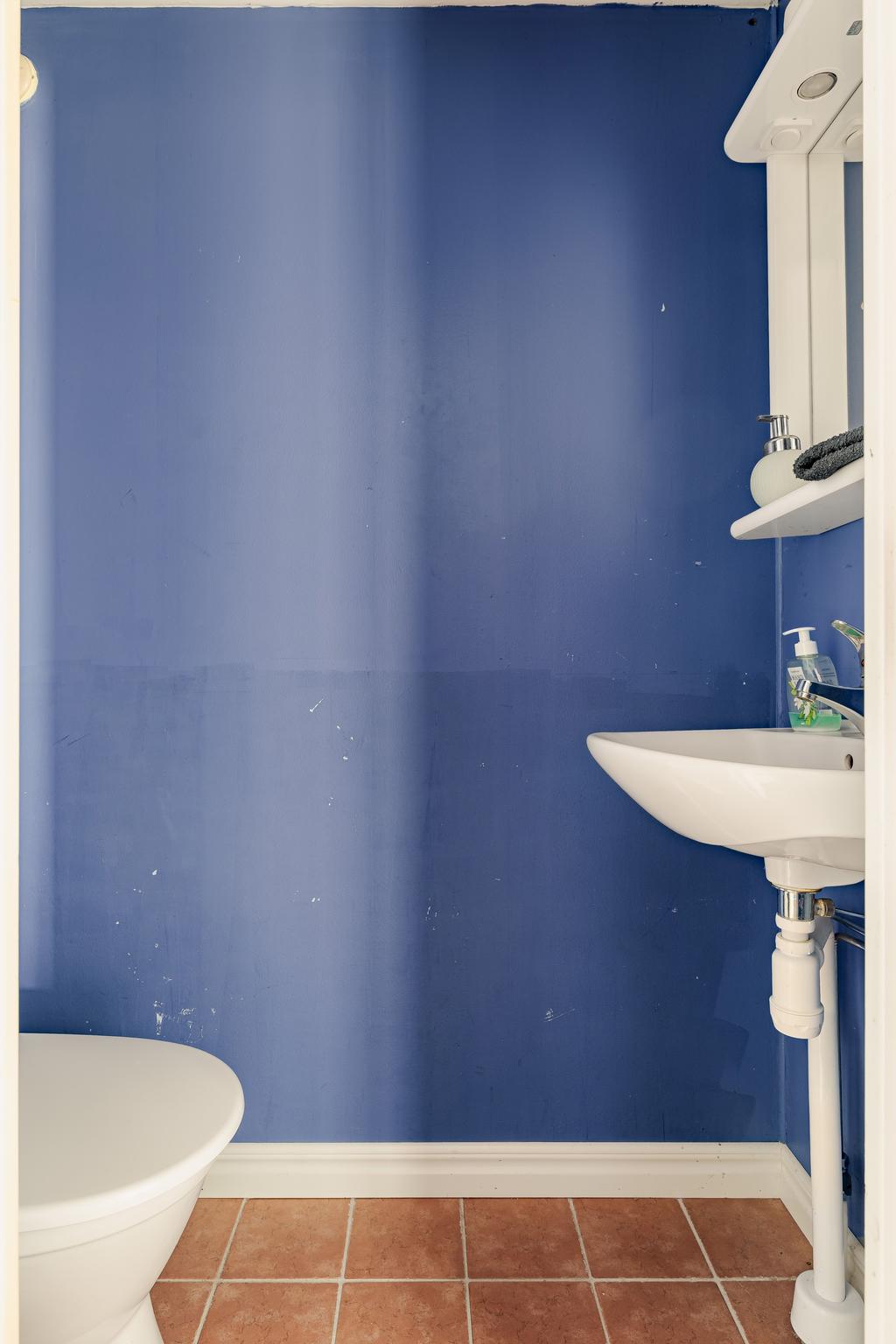 WC/personaltoalett vid entré baksida