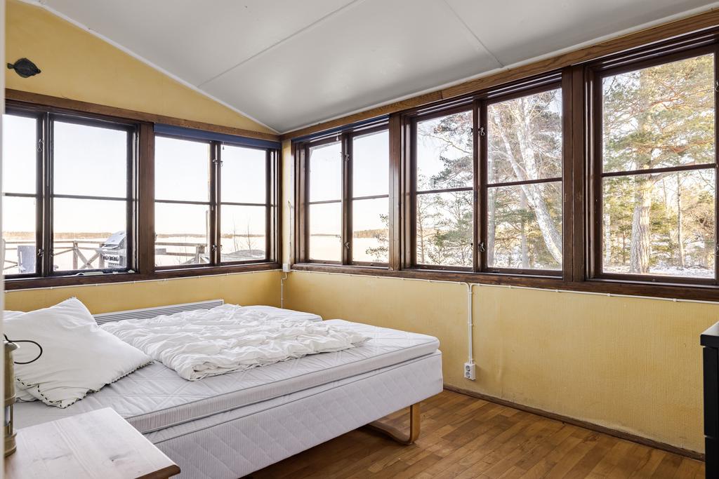 Rum 3 huvudbyggnad med fönster i två väderstreck.