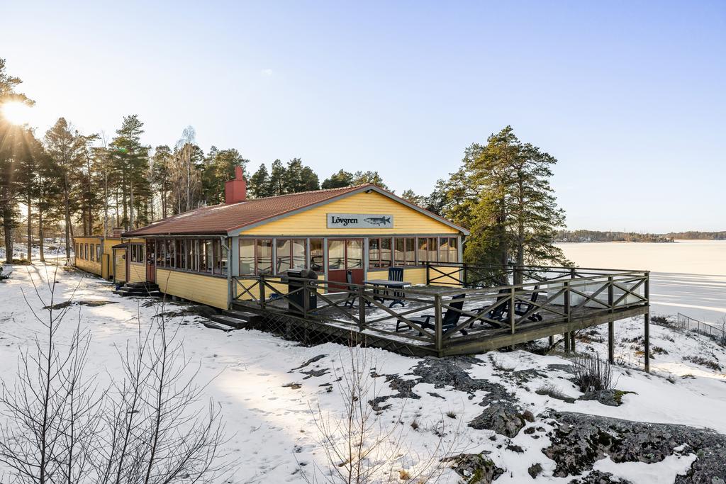 Huvudbyggnaden och stora altanen vintertid