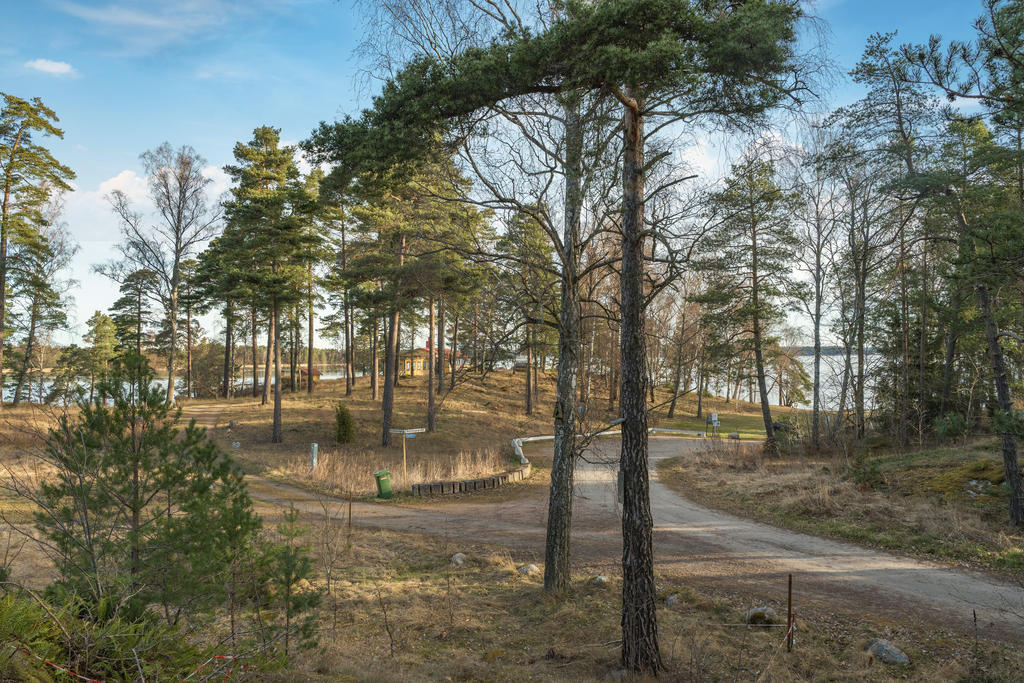 Från denna tomt har man utsikt mot fd Vivesta strandcafe och badplatsen