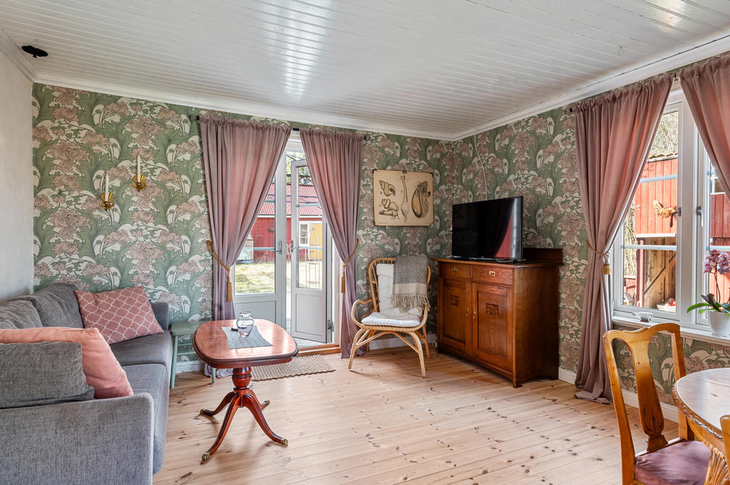 Från vardagsrummet finns utgång till husets stora veranda på baksidan.