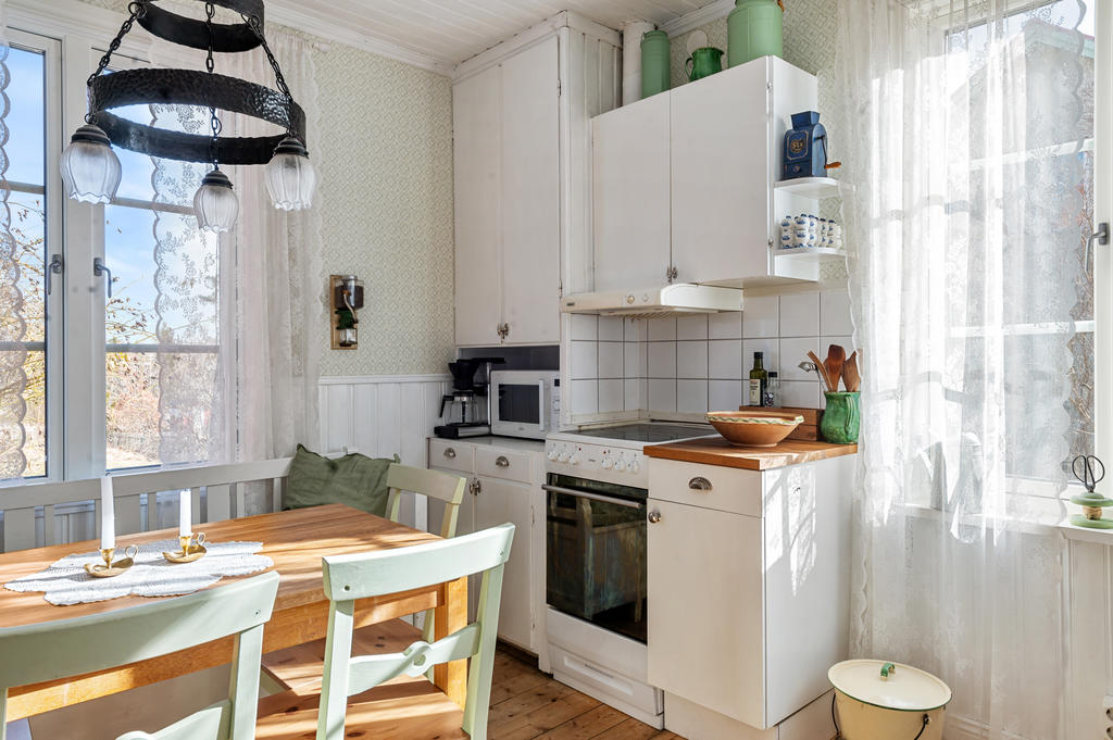 Ljust och luftigt kök med ljusinsläpp från två håll.