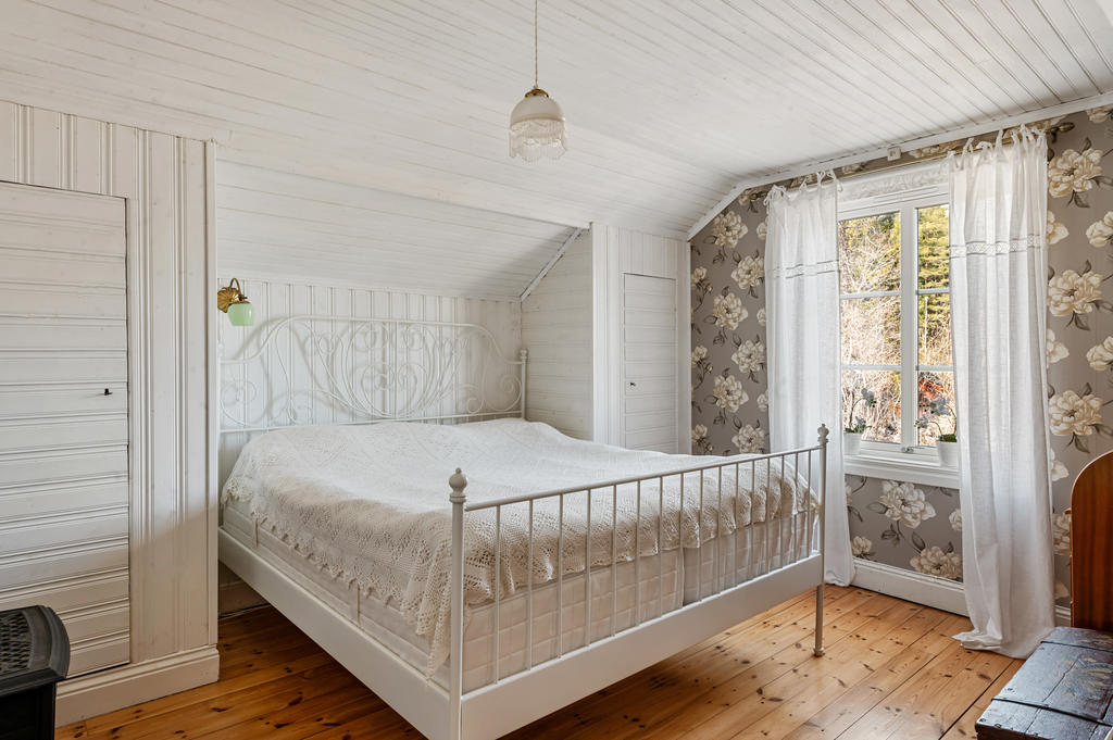 Stora sovrummet med plats för dubbelsäng. 