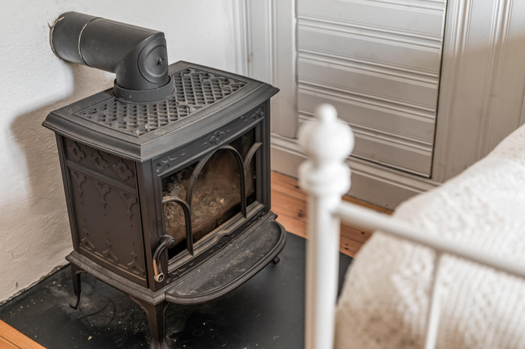 Kamin i stora sovrummet för extra värme och mys.