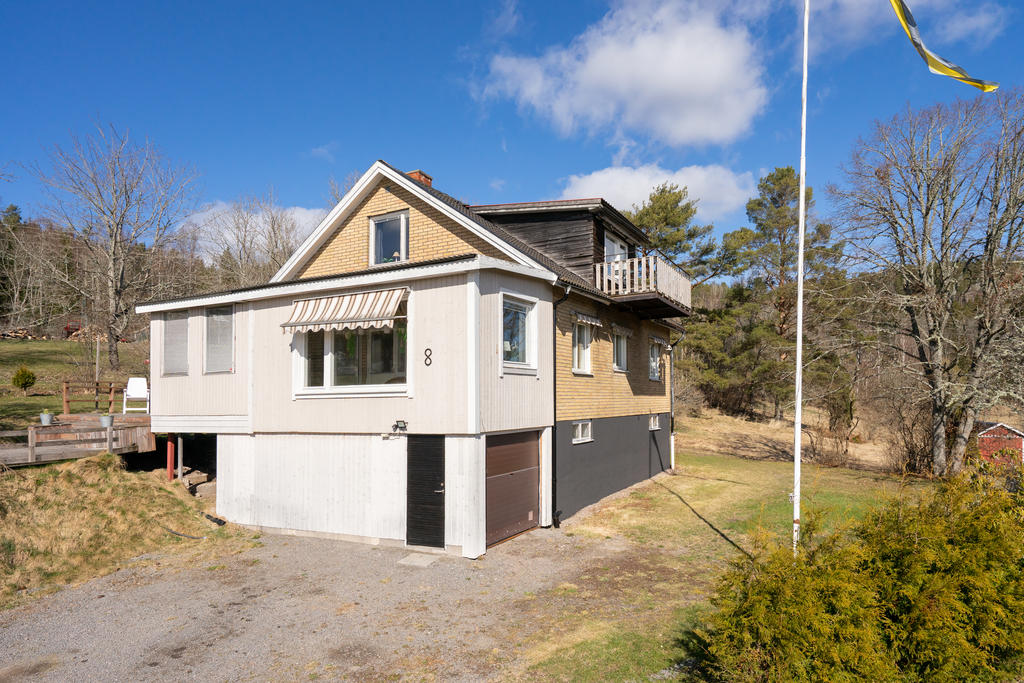 Garage i källare samt grusad uppfart. 