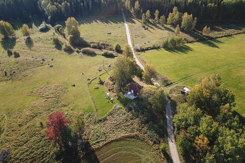 Omgivet av härligt landskap med betes-, åker- och skogsmark