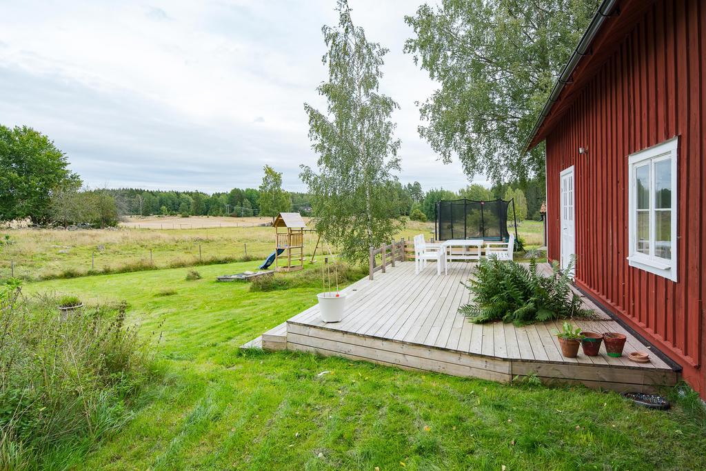Skyddad baksida med vy över hästhagar och åkermark