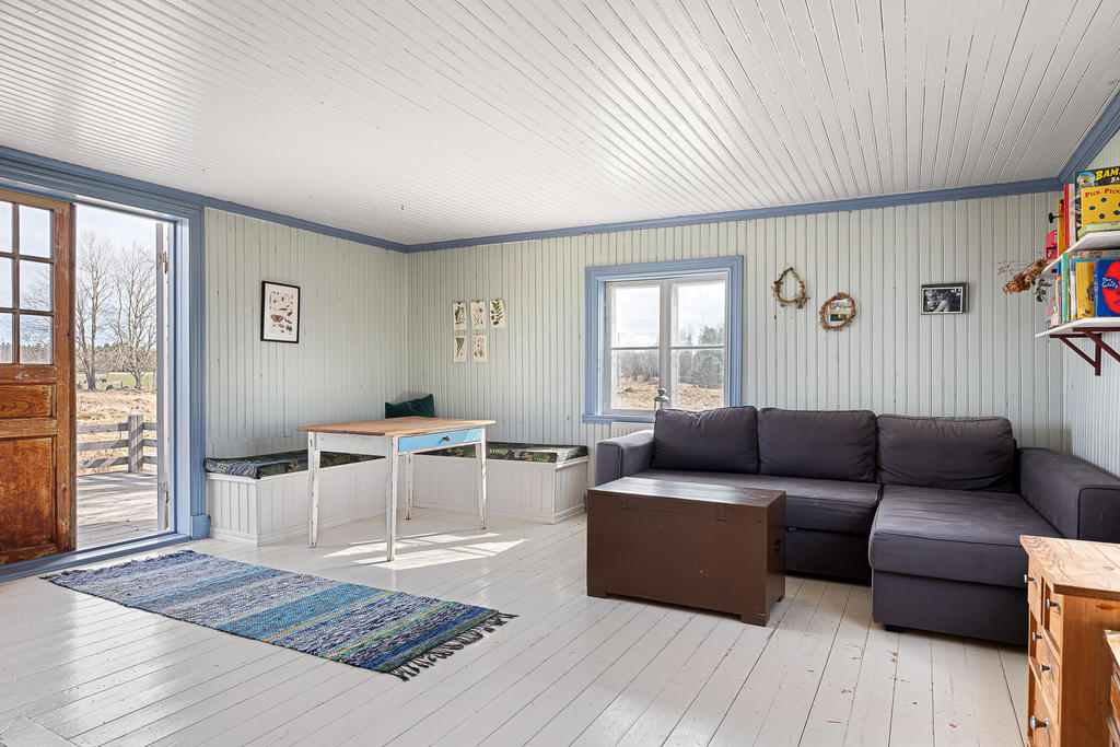 Storstuga med härligt ljusflöde och tidstypisk stil