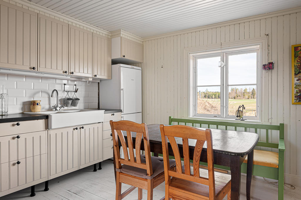 Lantkök med matplats och indraget vatten - kolla vyn!
