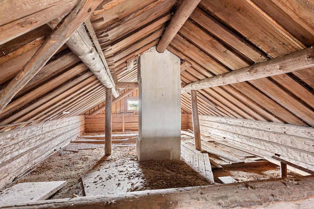 Loft på gästhuset som skulle gå att isolera och inreda till ytterligare sovplatser
