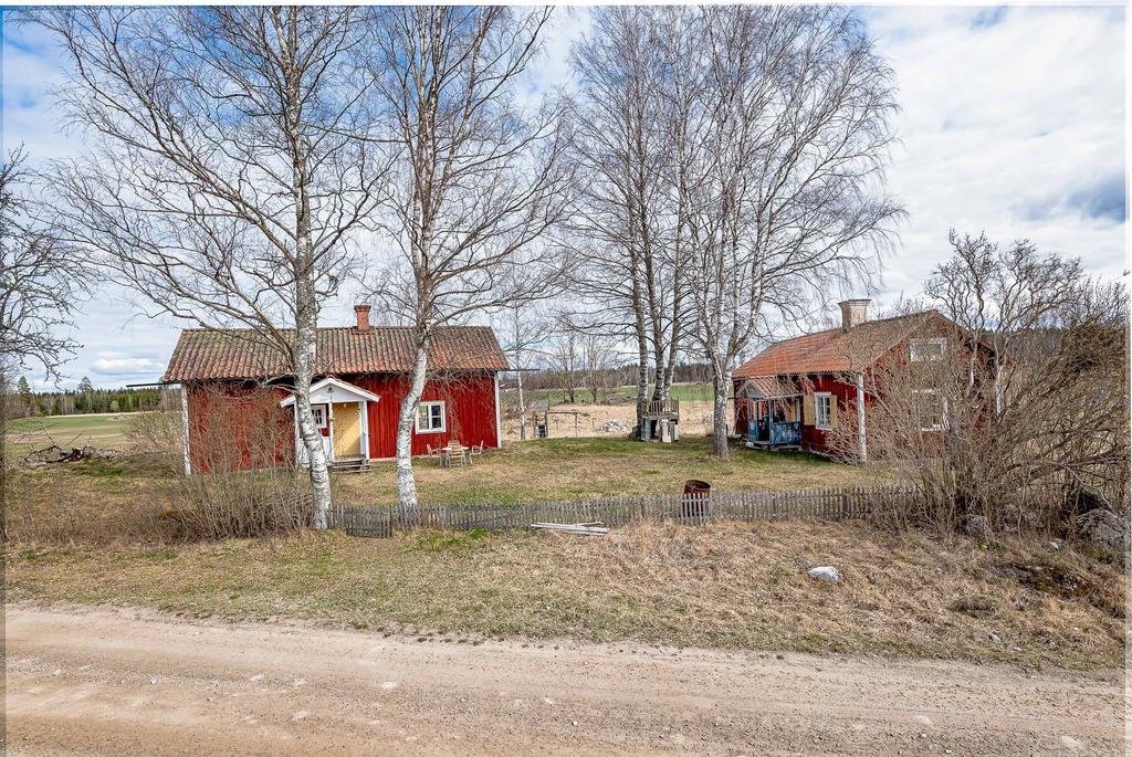 Lantligt, lugnt läge vid den lilla grusvägen. Brostugan 2 till vänster i bild och Brostugan 1 till höger