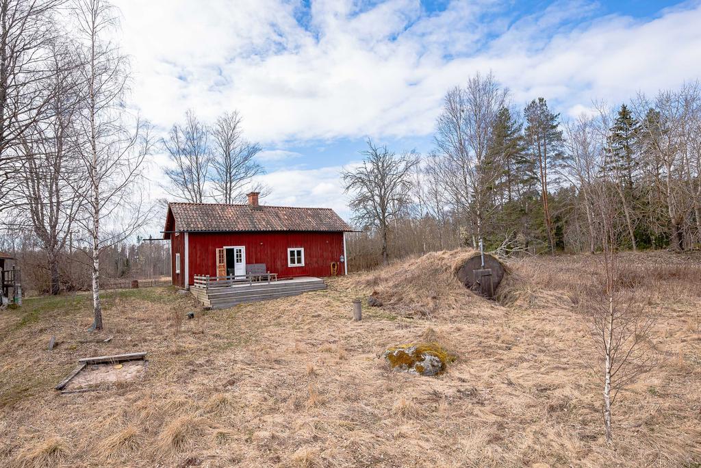 Boningshusets baksida och jordkällare