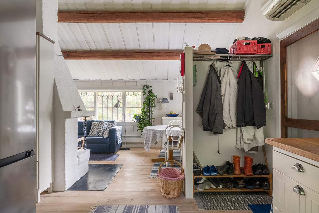 Hall del med vy mot vardagsrum