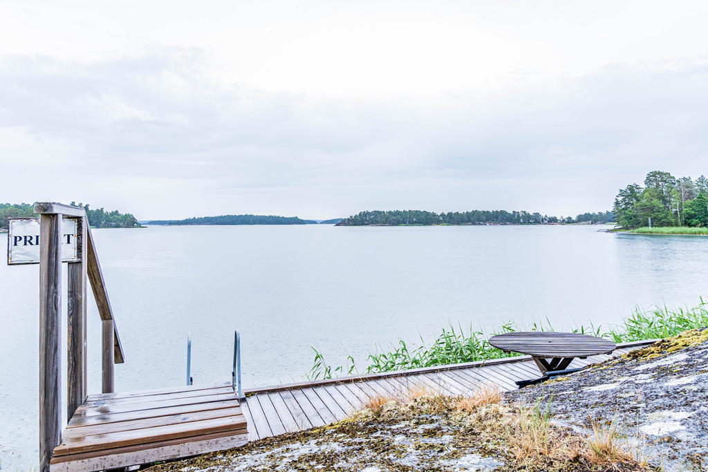 Gemensam brygga med två av arrendetomterna på samma väg. Renoverad 2017