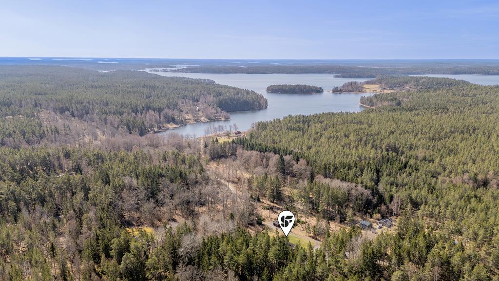 Fritt läge nära havsvik och sparsamt med grannar