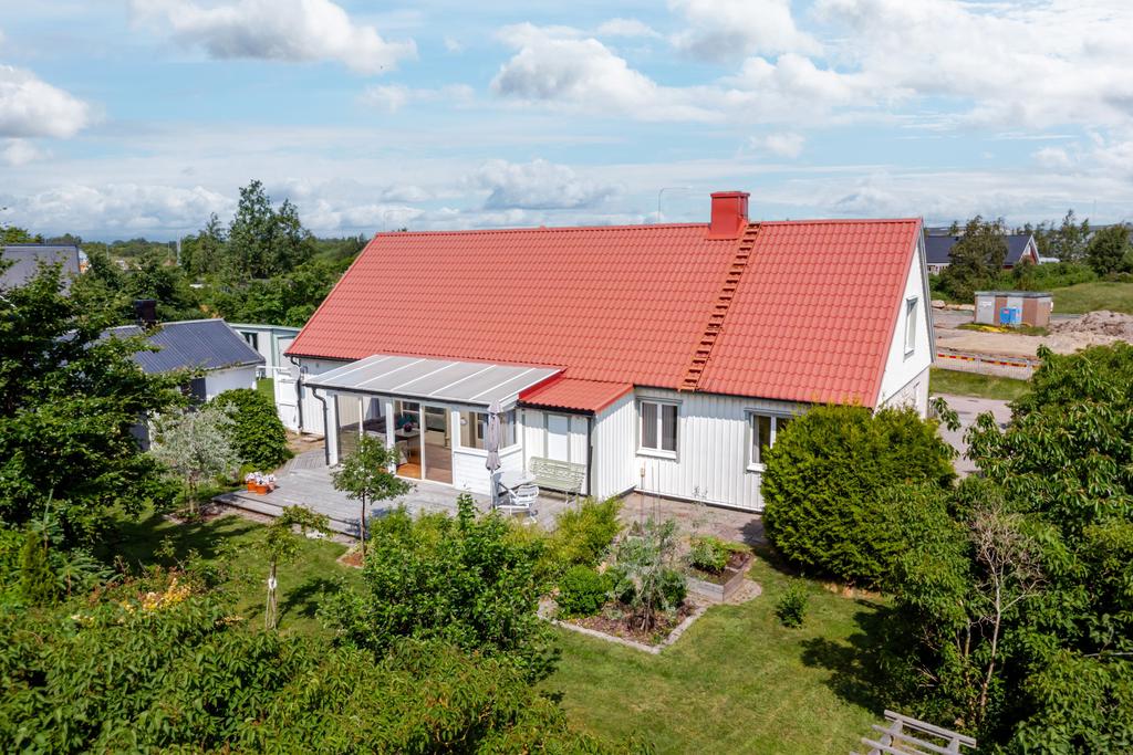 Denna härliga fastighet ligger lummigt inbäddad och har gångavstånd till havet 