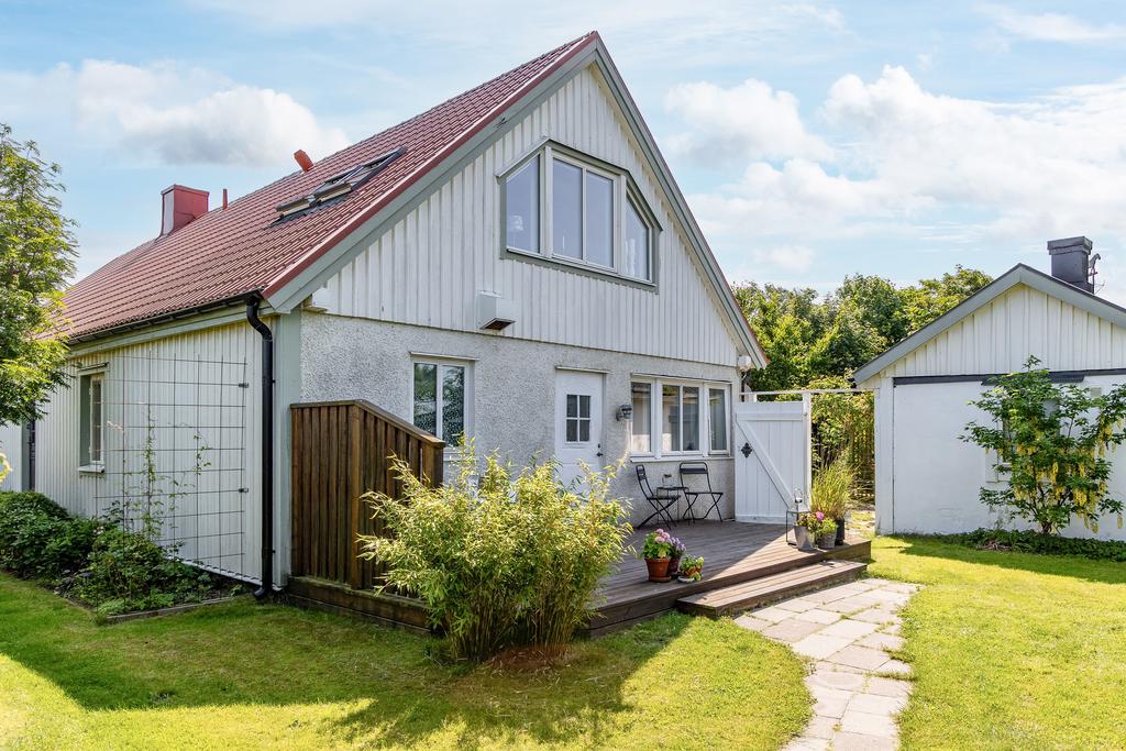 Huset har en uthyrningsdel som är perfekt att nyttja som generationsboende, uthyrningsdel eller till tonåringen som längtar hemifrån 